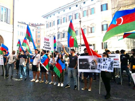 Azeri in Piazza Montecitorio