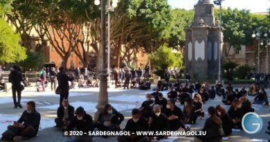 Imprenditori in piazza del Carmine, foto Sardegnagol, riproduzione riservata 2020