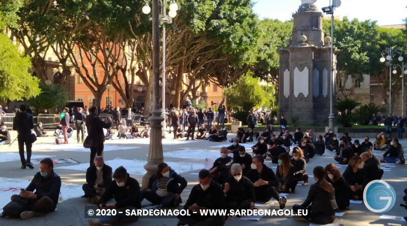 Imprenditori in piazza del Carmine, foto Sardegnagol, riproduzione riservata 2020