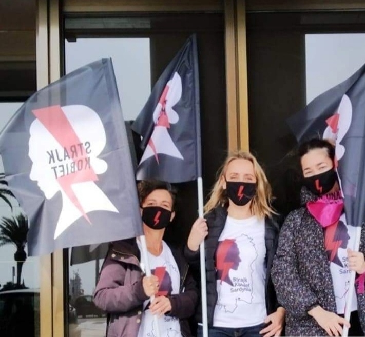 Le attiviste di Strajk Kobiet Sardynia