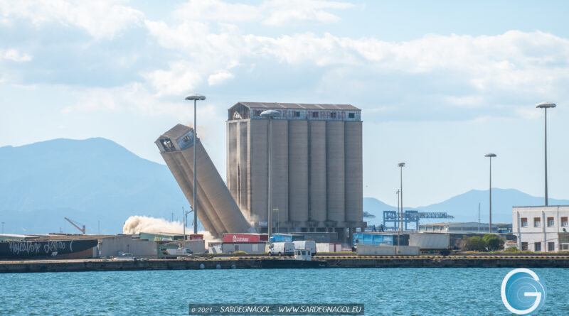 Demolizione silos Porto di Cagliari, foto Marina Federica Patteri Sardegnagol, riproduzione riservata