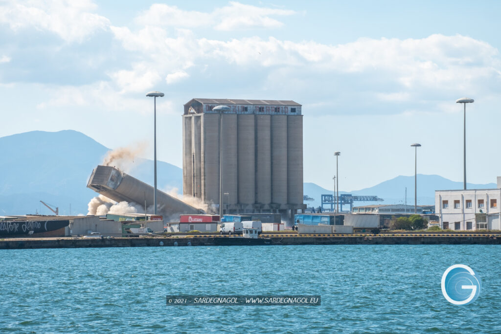 Demolizione silos Porto di Cagliari, foto Marina Federica Patteri Sardegnagol, riproduzione riservata