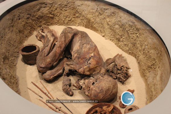Mummia del periodo predinastico, foto Sardegnagol riproduzione riservata