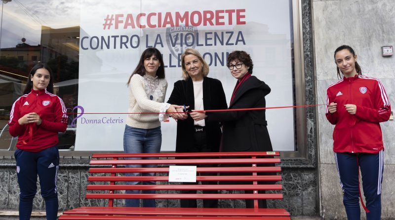 Panchina rossa, donne, foto Valerio Spano