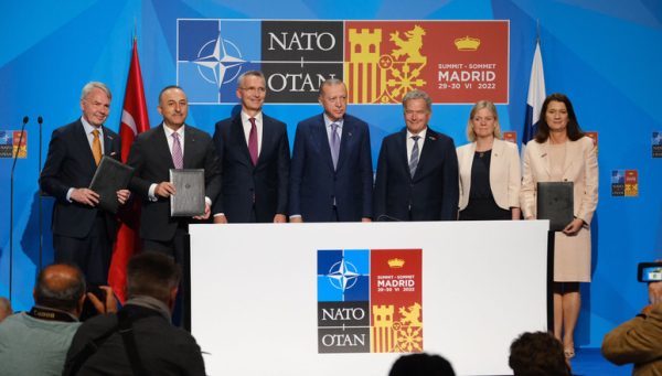 La firma del memorandum NATO, foto Nato.int