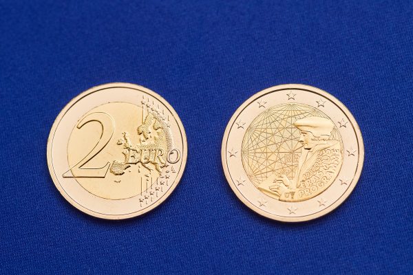 La moneta celebrativa del programma Erasmus+ da 2 euro, foto Claudio Centonze European Union, 2022