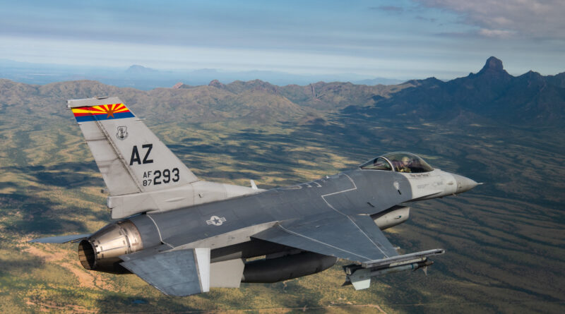 F-16, foto Tech. Sgt. Hampton E. Stramler)